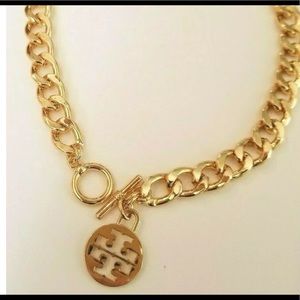 TORY BURCH 2021 16K GOLD PLATED NECKLACE W/LG TB PENDANT INCLUDES DUST BAG.